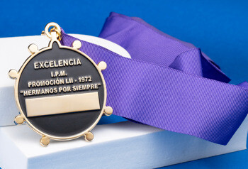 Gold and black circular medal with a purple neck ribbon featuring the text Excelencia I.P.M. Promoción LII - 1972.