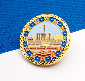 Gold challenge coin with a diamond-cut edge featuring an industrial grain elevator scene and a blue border with chili pepper icons.